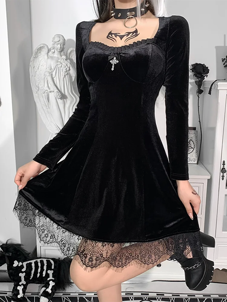 Женское мини-платье с высокой талией и кружевом