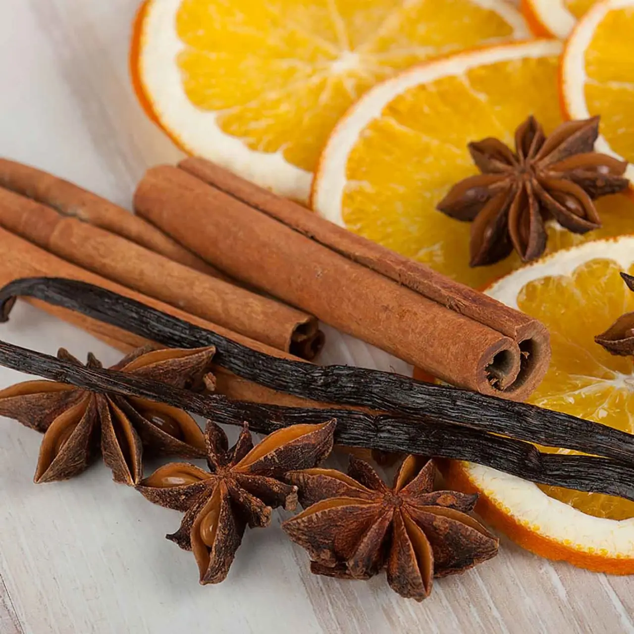 померанец специя. апельсин на столе. бадьян звездчатый анис корица апельсин. специи апельсин. апельсин ваниль корица.