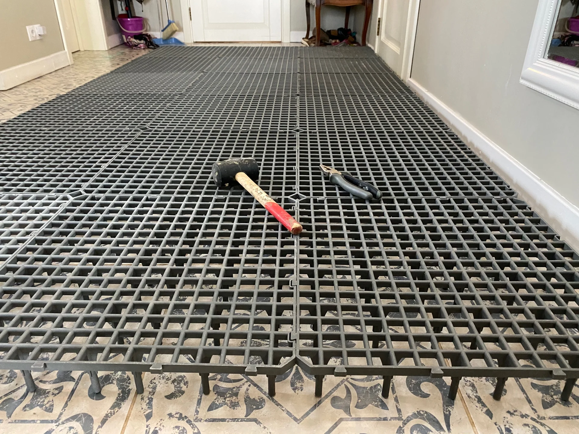 сетчатый пол. пресснастил решетчатый. металлический решетчатый настил армпласт. настил решетчатый стальпром а33 30х5 zn. металлический сетчатый пол.