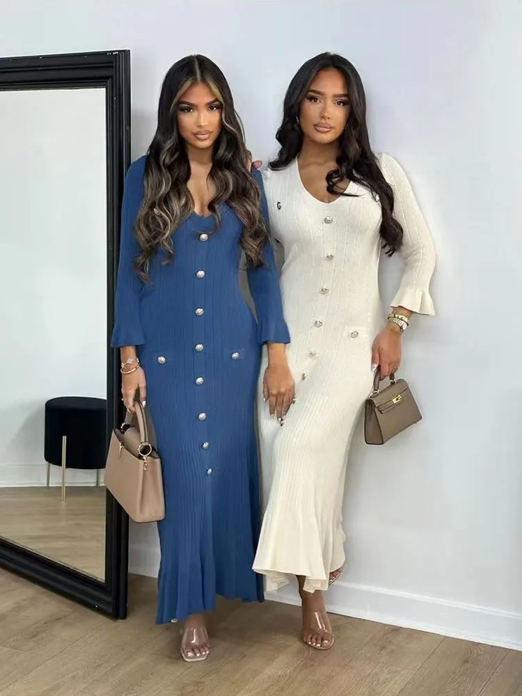 Женское облегающее платье с расклешенными рукавами и V-образным вырезом