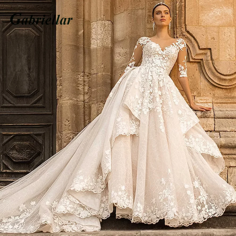 

Gabriellar Luxury Wedding Dress Ruched Lace Appliques V-Neck Half Sleeves Illusion Button Chapel Train Ball Gown Abito Da Sposa