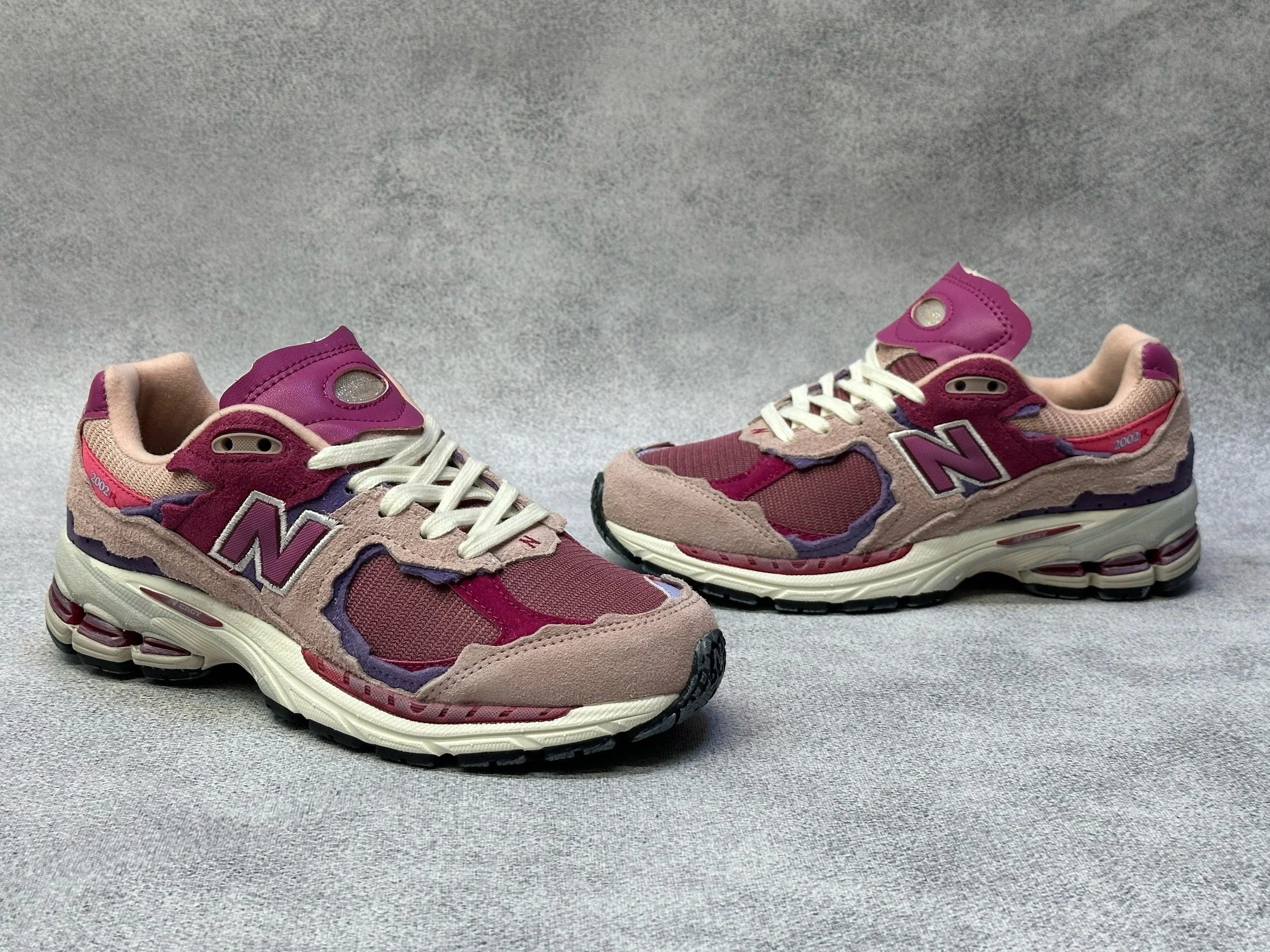 Рисунок 2 - Кроссовки женские New Balance 2002R