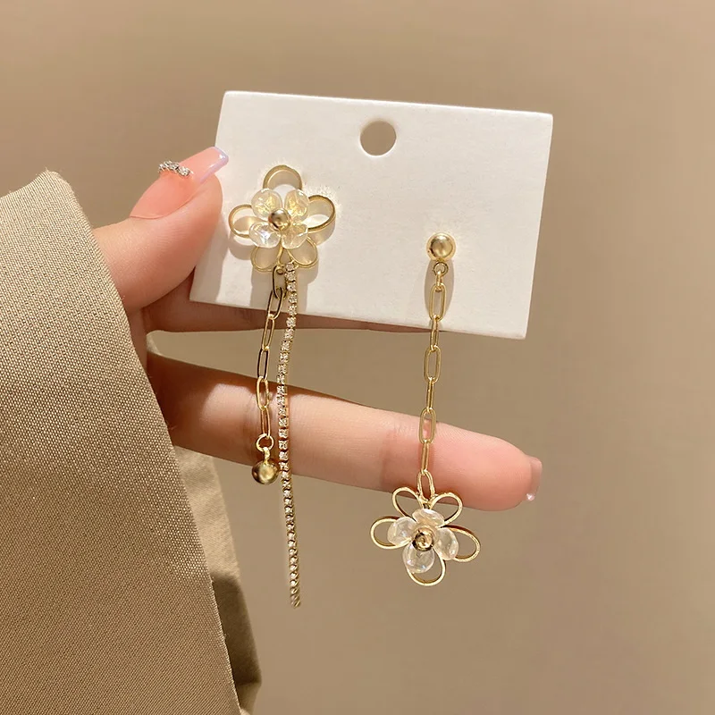 

2022 New Japan Korea Long Flower Pendant Earrings For Women Asymmetrical Delicate Daisy Pearl Dangle Earrings Party Jewelry Gift