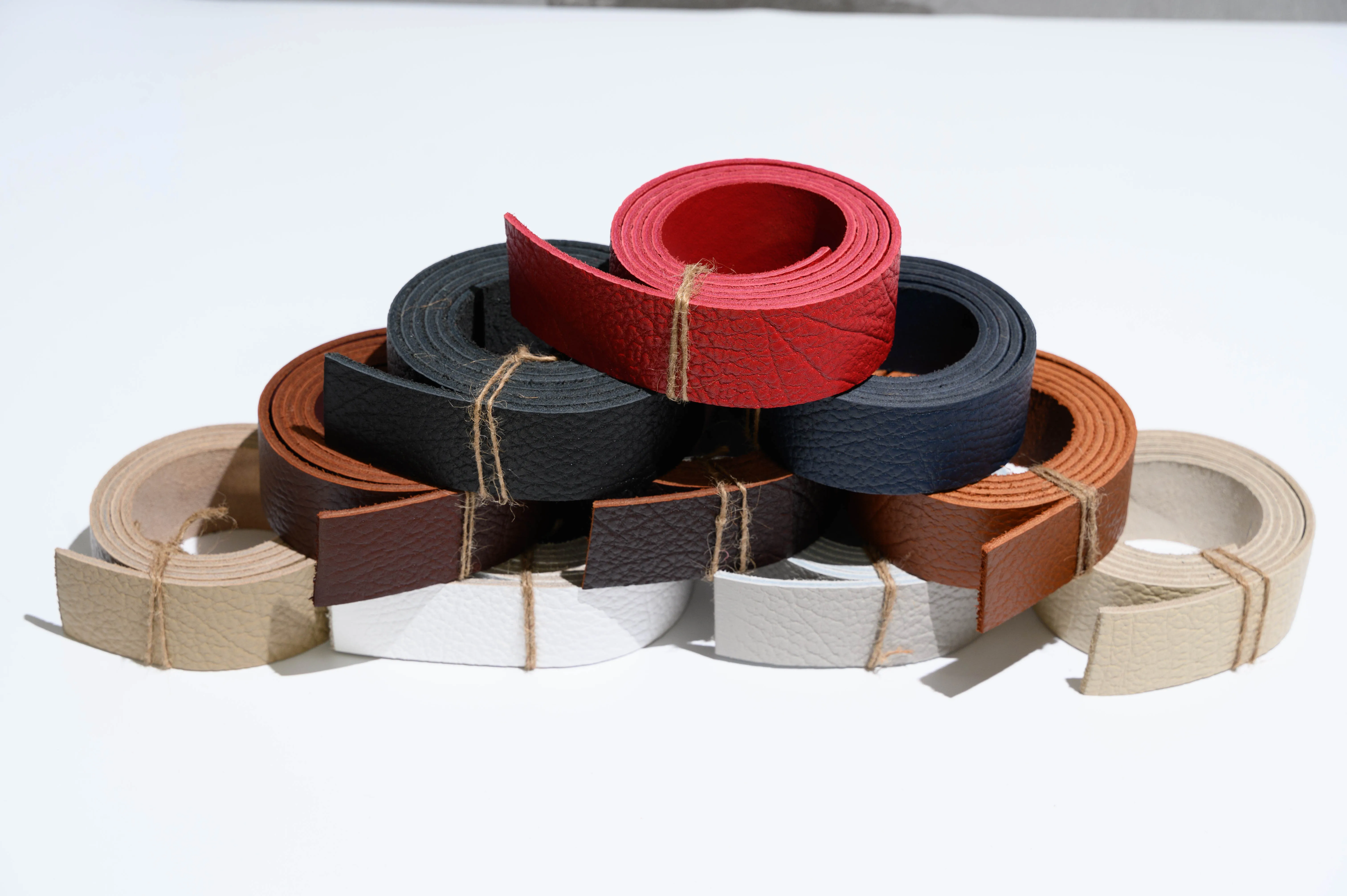 Ременные заготовки из натуральной кожи чепрак. Ременные заготовки из натуральной кожи. Ременная заготовка 50 мм. Ременная заготовка 25мм. Ременные заготовки.