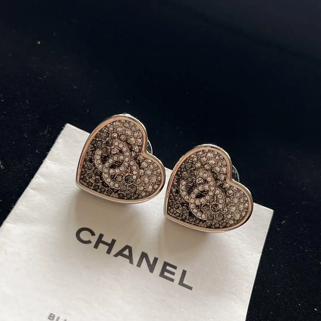 Золотые серьги-гвоздики с циркониевыми стразами в стиле Chanel висячие