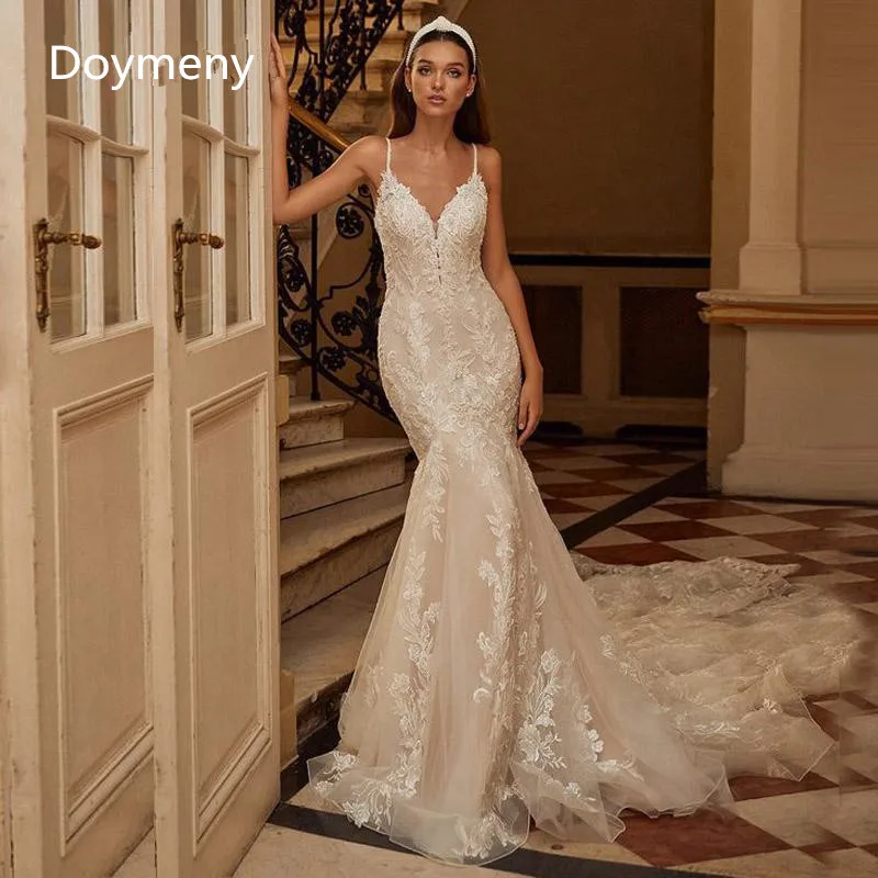 

Doymeny Bridal Wedding Dress Sleeveless Backless Lace Appliques Simple Style A-Line Skirt V-Neck Court Train Robe De Mariée