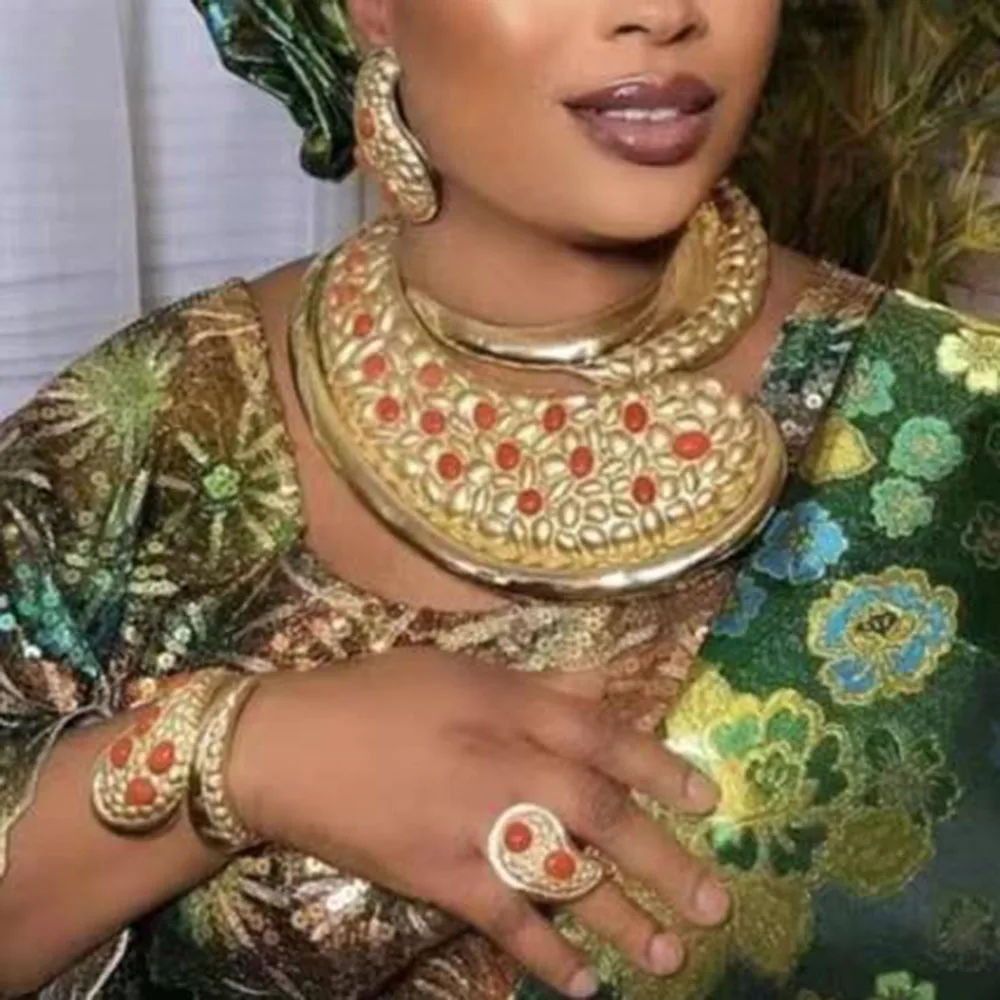 Комплект из колье и серёг с искусственным камнем