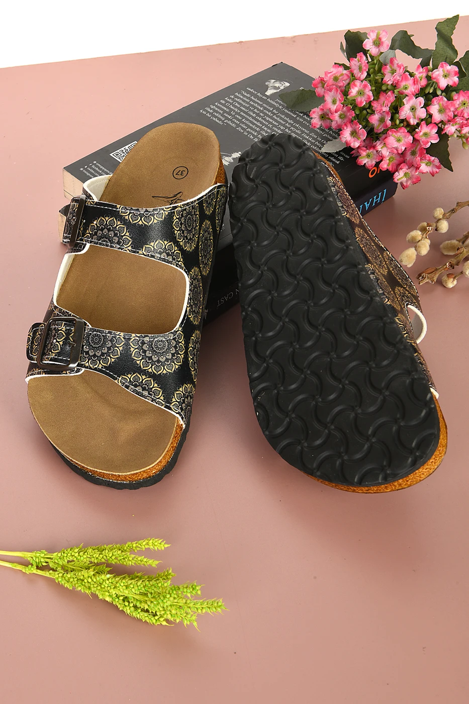 Тапочки с пряжкой на черной подошве цветочным узором 8004