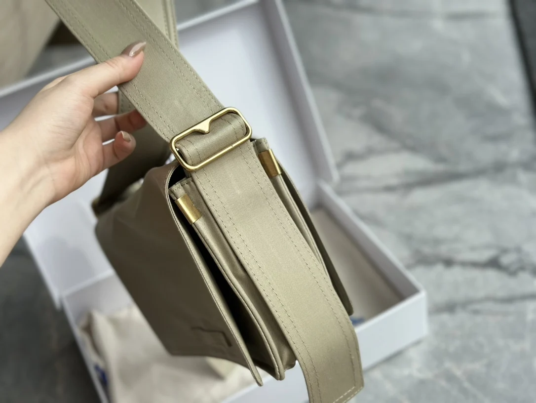 в стиле Burberry Появились новые модные женские кошельки-мессенджеры сумки через