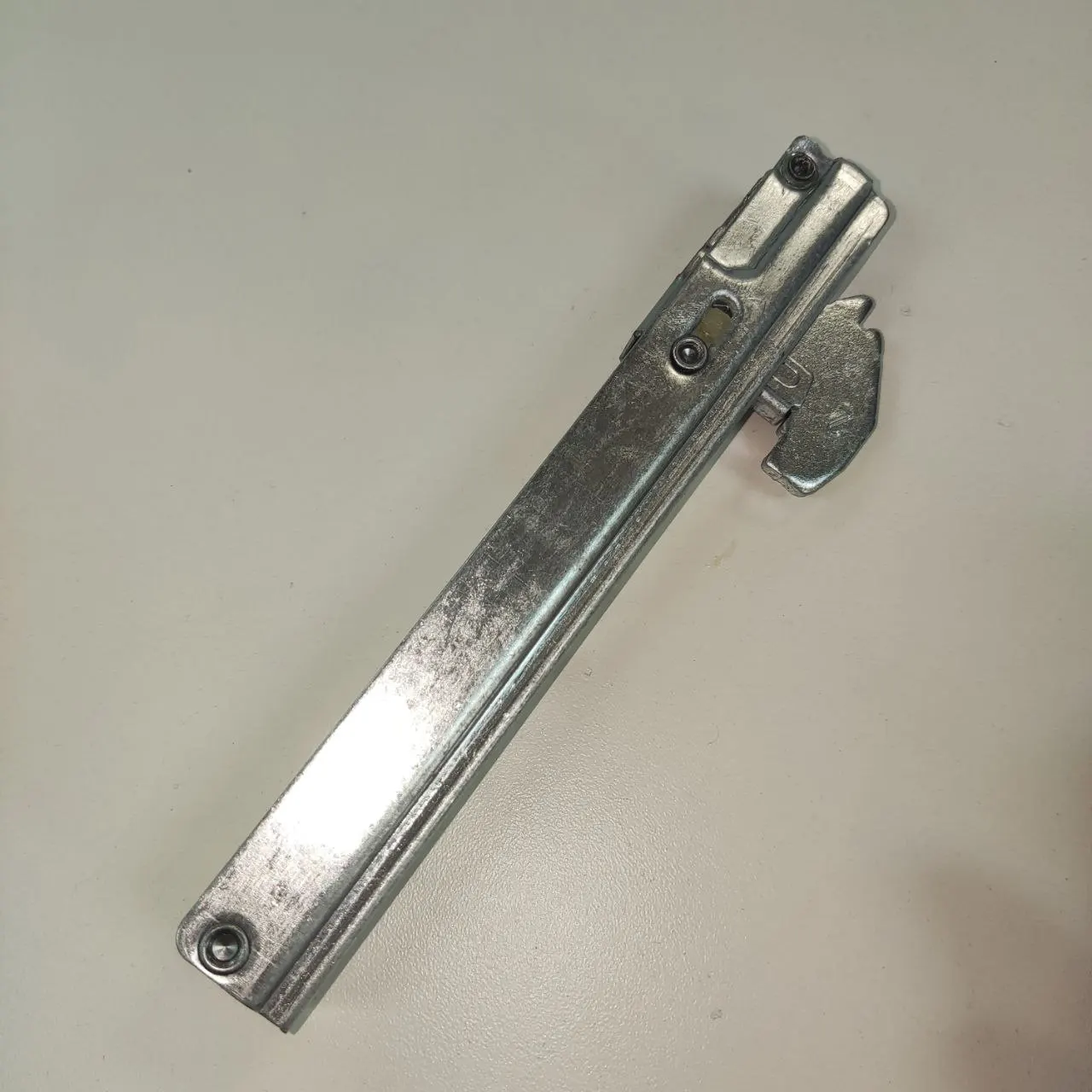 Петли духовых шкафов. Петли для духовки гефест. Петли дверцы духовки аристон hp cx65sp4. Шарнир дверки духовки gefest. Петли двери духовки gi52320aw.