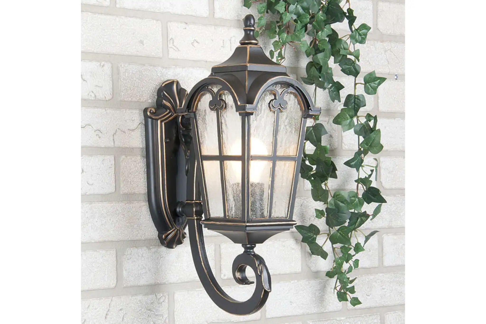 Бра в виде фонаря на стену