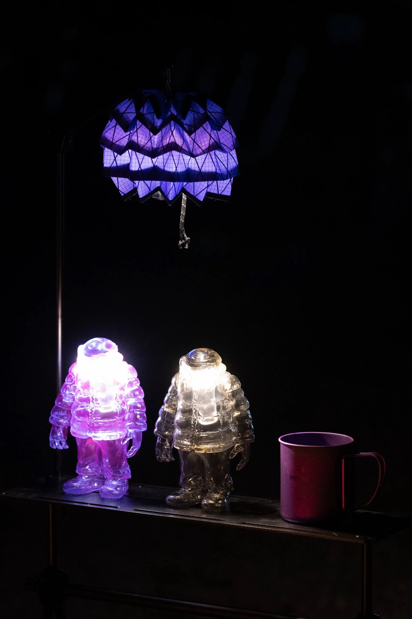 Модная прозрачная фиолетовая кукла для кемпинга на открытом воздухе