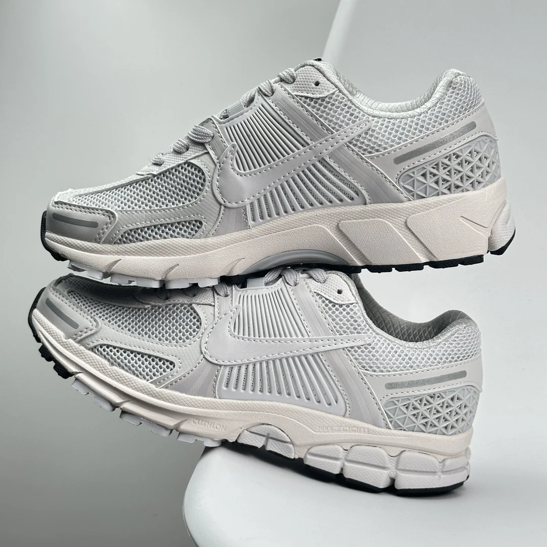 Мужские КроссовКи 1: 1 Nike Zoom Vomero 5 SP "Темно - Серый / Парусный"