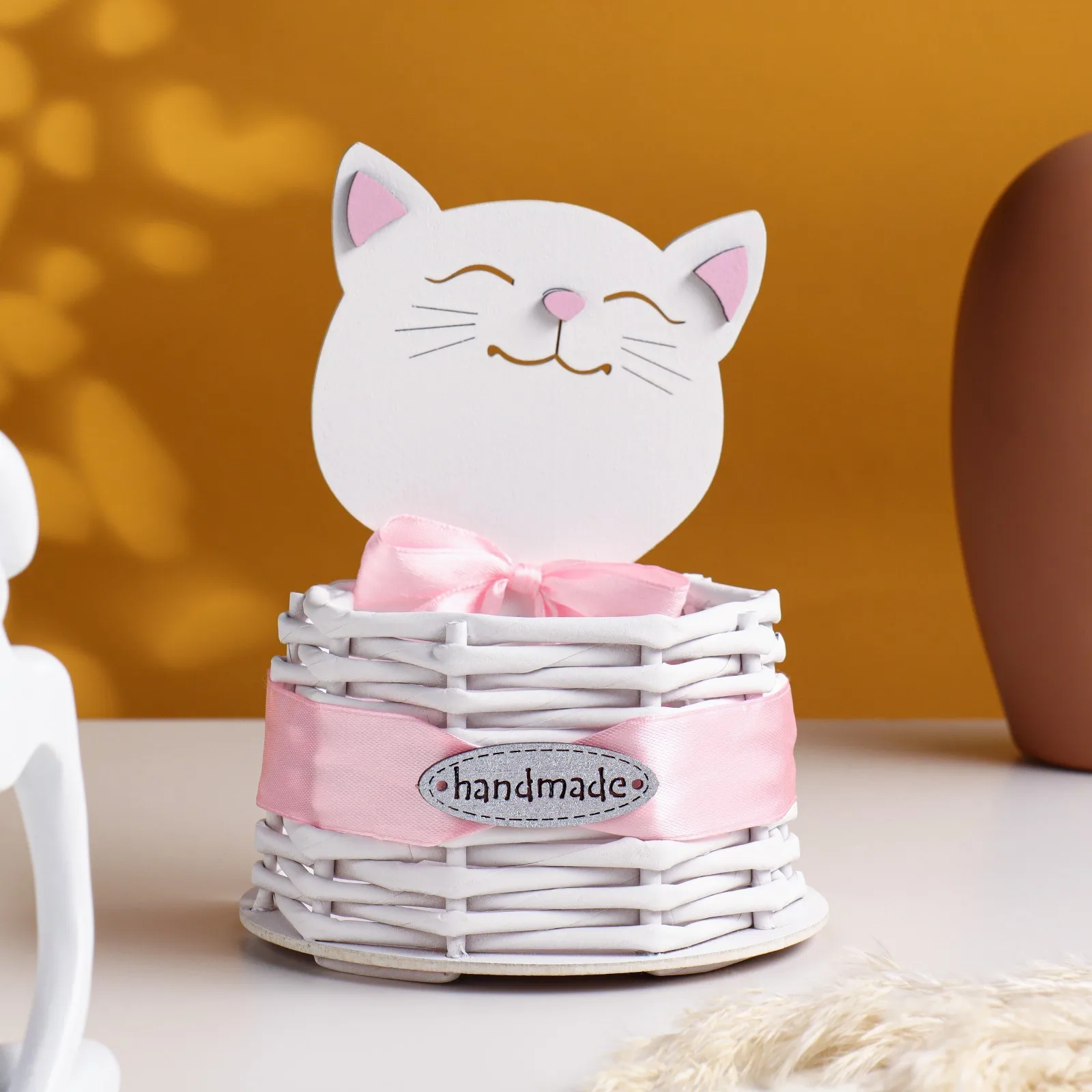 Корзинка плетёная из лозы &quotКотик&quot с бантом 12 5х9х16 5 см МДФ Белый-розовый