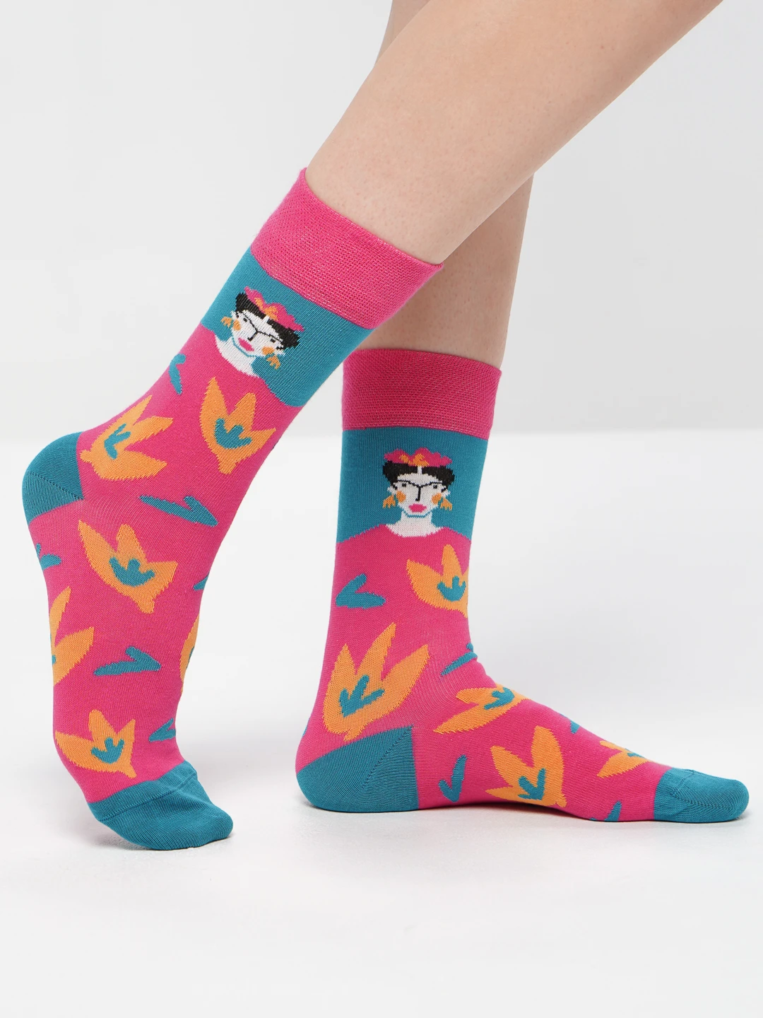 Какие носки в моде 2024. Модные носки с дырками. Какие носки в моде 2024. Носки с расцветкой обуви. Модные носки для молодежи.