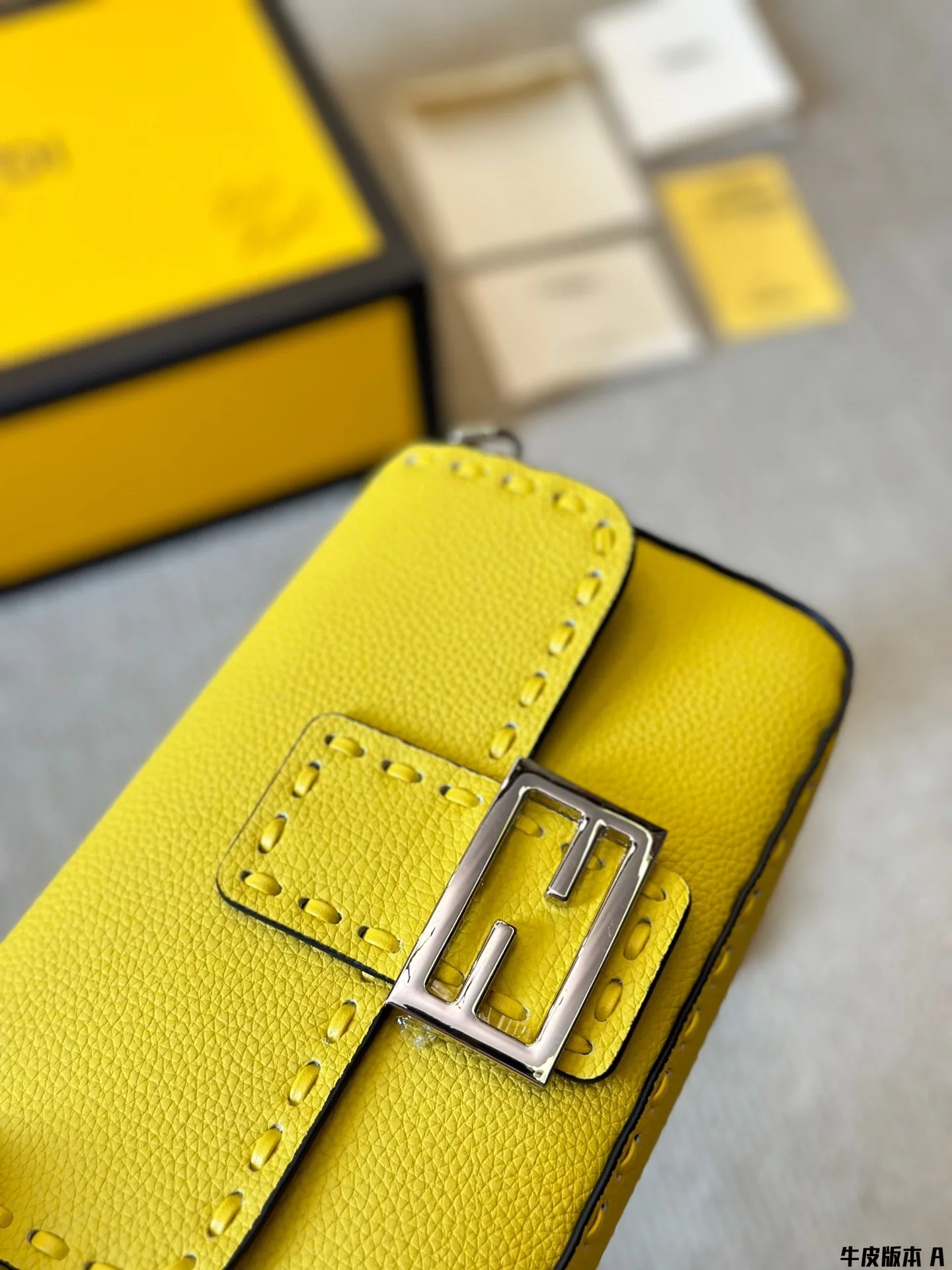 Женская сумочка Fendi изготовлена из высококачественной кожи повторяющейся на