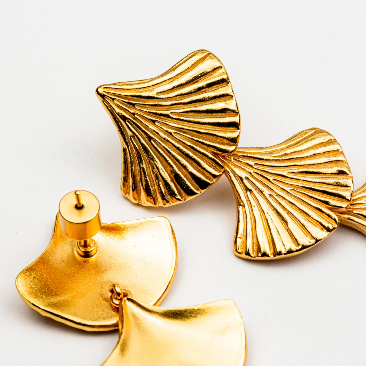 Золотые серьги-капельки гинкго