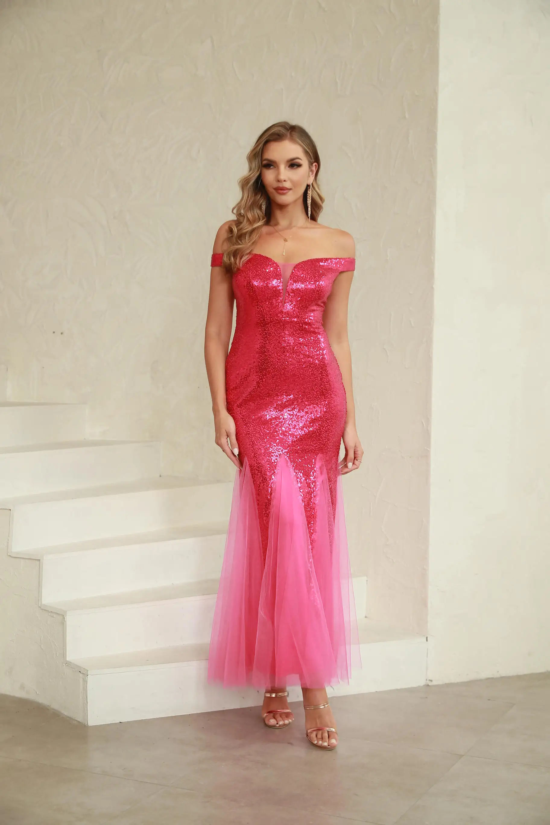 Женское розовое платье Angel-fashion с пайетками