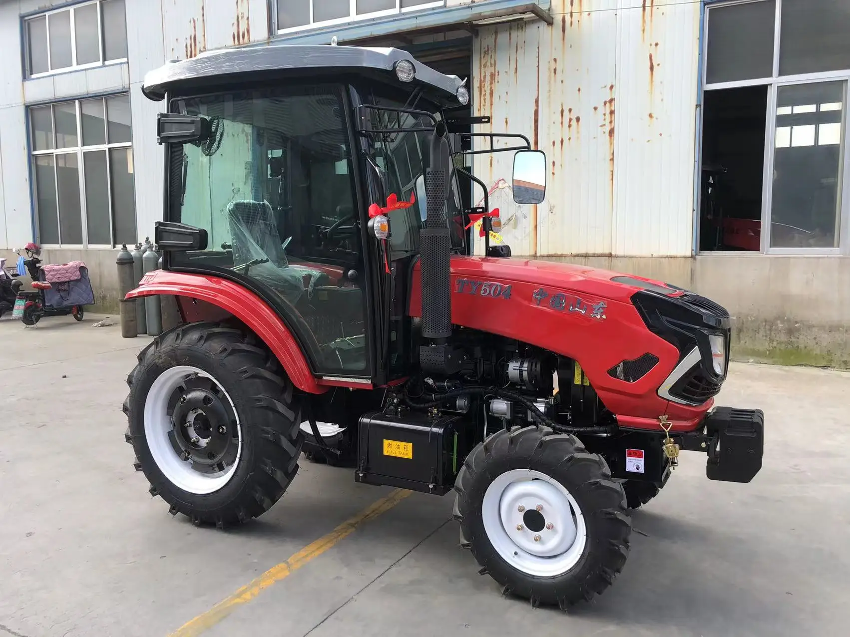 4-колесный сельскохозяйственный трактор мощностью 50 л.с. с роскошной кабиной
