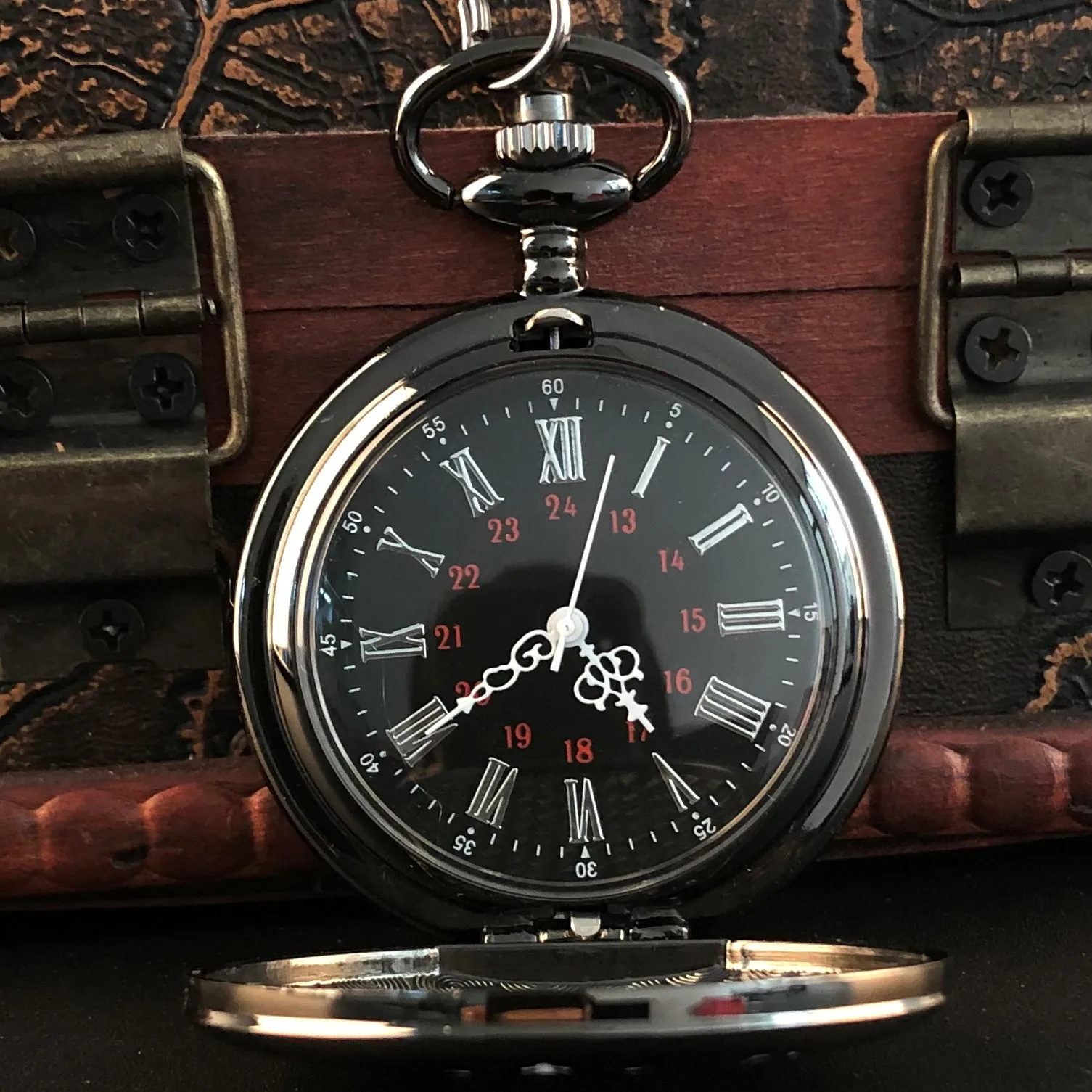 Рисунок 2 - Черные карманные часы с гравировкой «моему сыну»