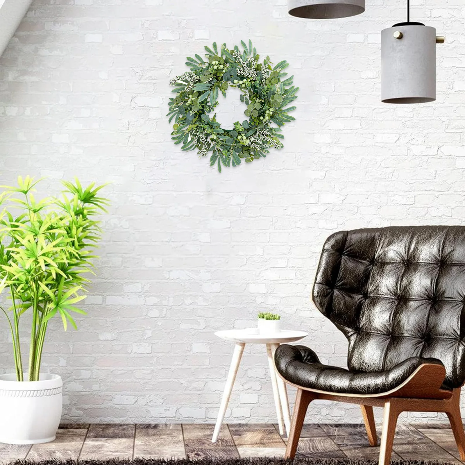 Венок из ягод и эвкалипта 50-сантиметровый праздничный подвесной на дверь