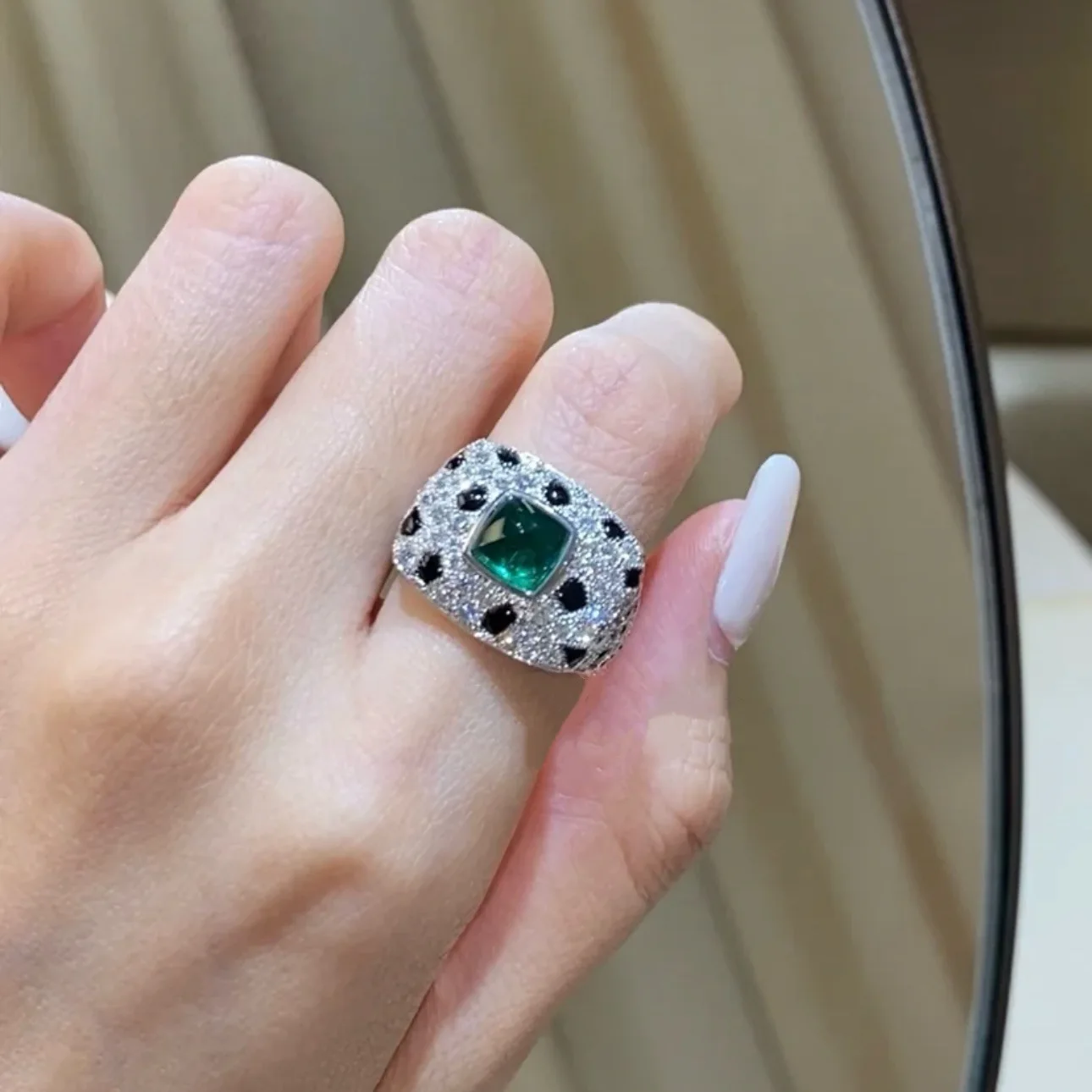 Женское кольцо из серебра 925 пробы с рубиновым леопардовым принтом