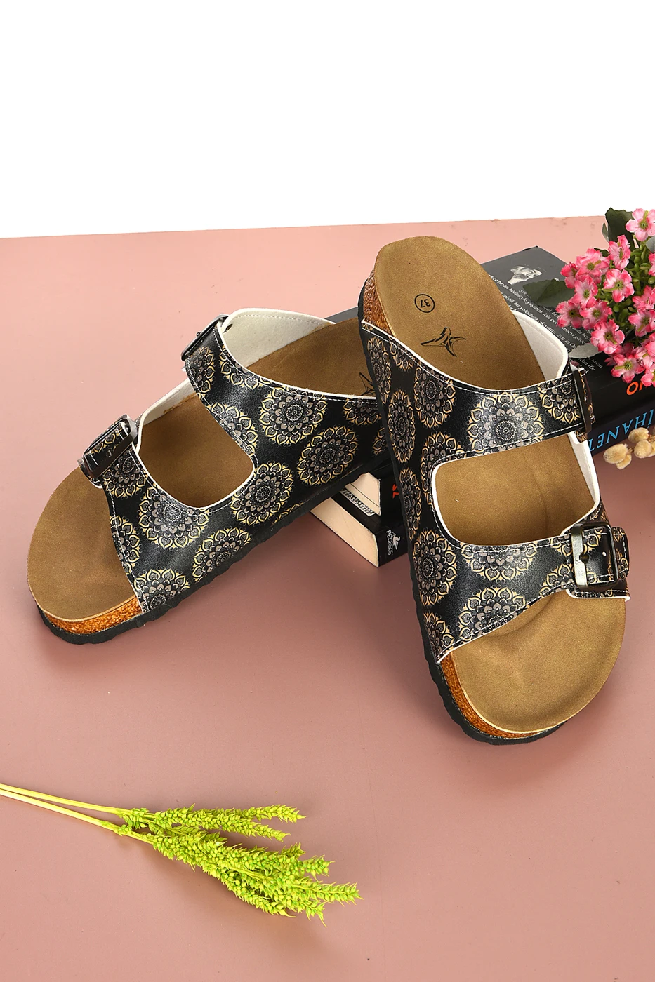 Тапочки с пряжкой на черной подошве цветочным узором 8004