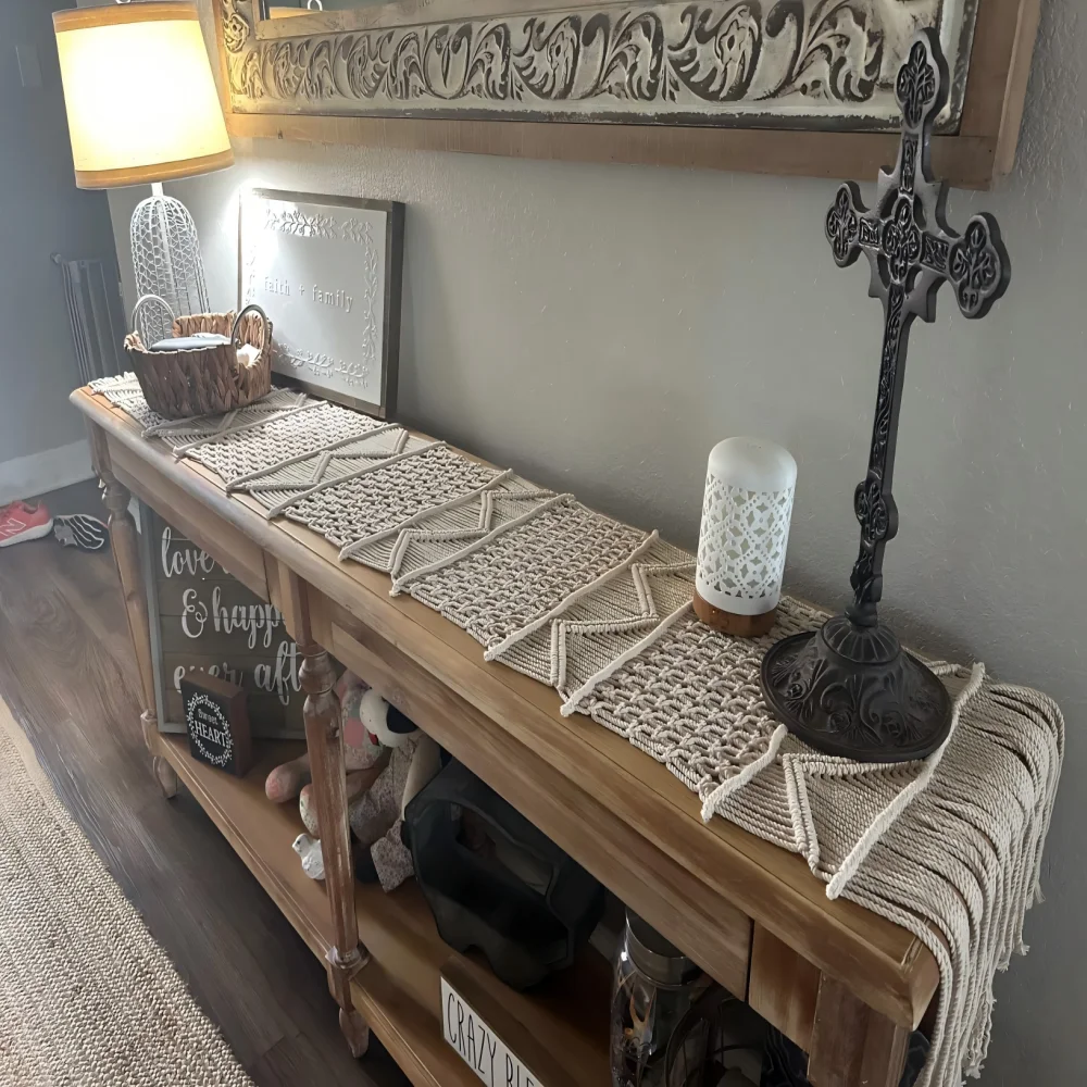 

Скатерть-дорожка из макраме кремового цвета