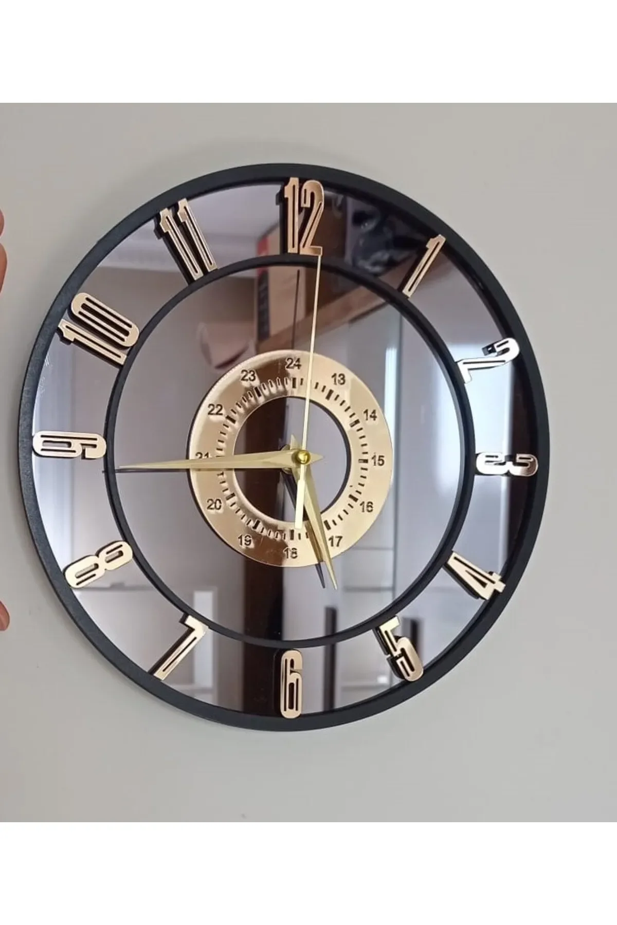 

Mirrored Wall Clock Silent Mite Mechanism Aesthetic Appearance Completely Mirror Home and Room Decor 40x40cm