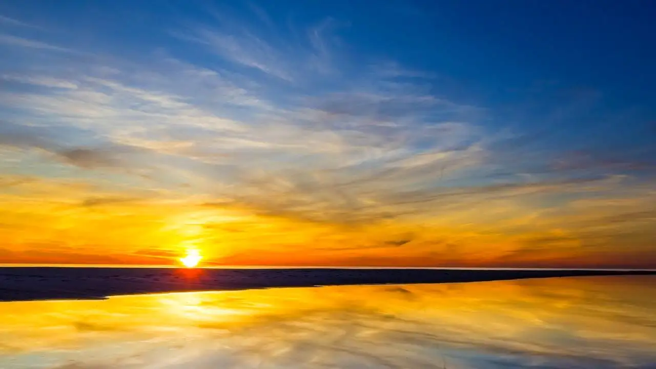 Зеркальный берег фото. Mirror sea. Mirror sea. Картинки отражение в море. Зеркало морское.