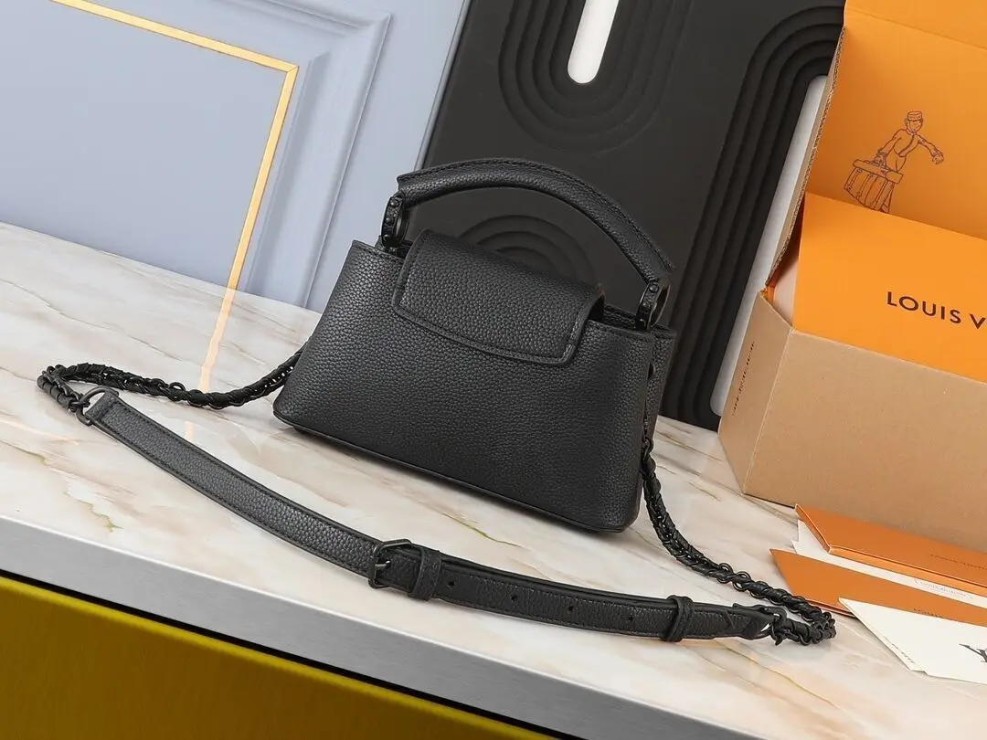 Обновленный мини - пакет из роскошной телячьей кожи Capucines и матового металла: 220 120