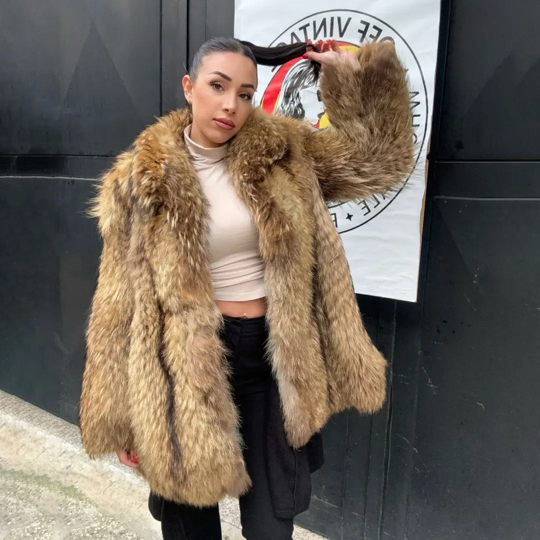 Шуба средней длины из натурального меха енота с воротником лацканами