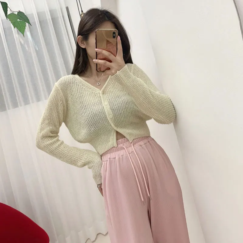 Укороченный облегающий женский костюм Caregan с тремя пуговицами и V-образным