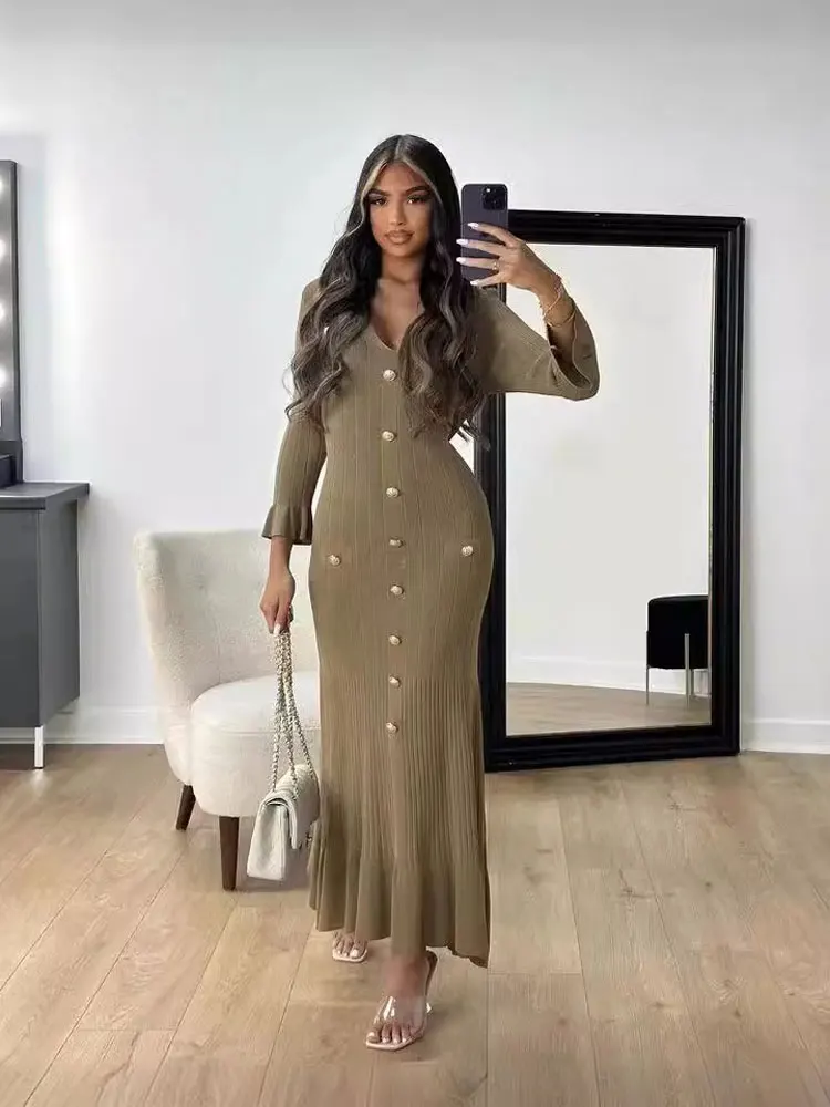 Женское облегающее платье с расклешенными рукавами и V-образным вырезом