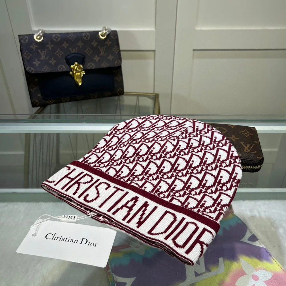 Теплый Dior в нейтральном стиле - это современная тактажная комбинация с мужчинами