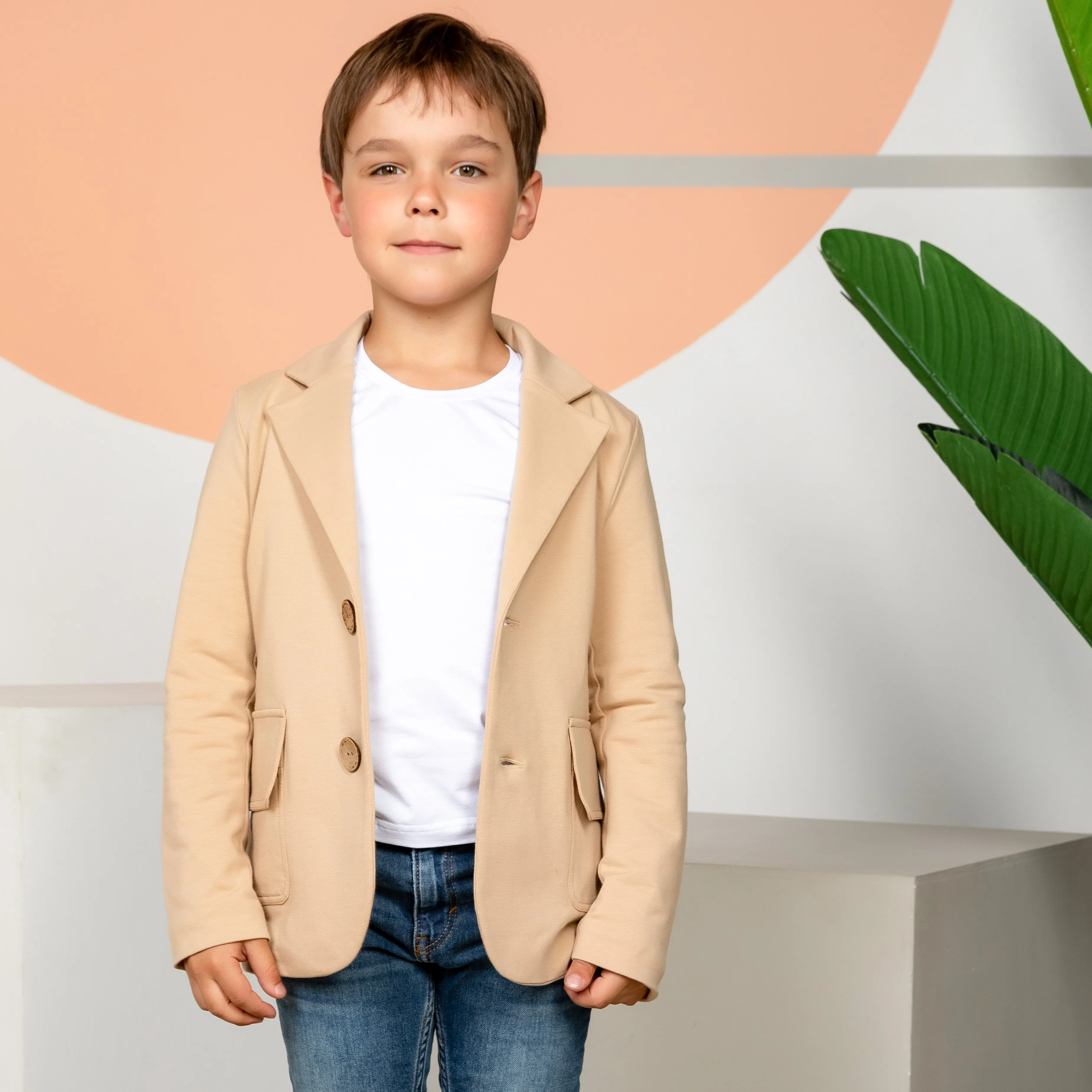 бежевый мальчик. бежевая рубашка для мальчика. бежевый мальчик. брюки чинос для мальчика. бежевый мальчик.