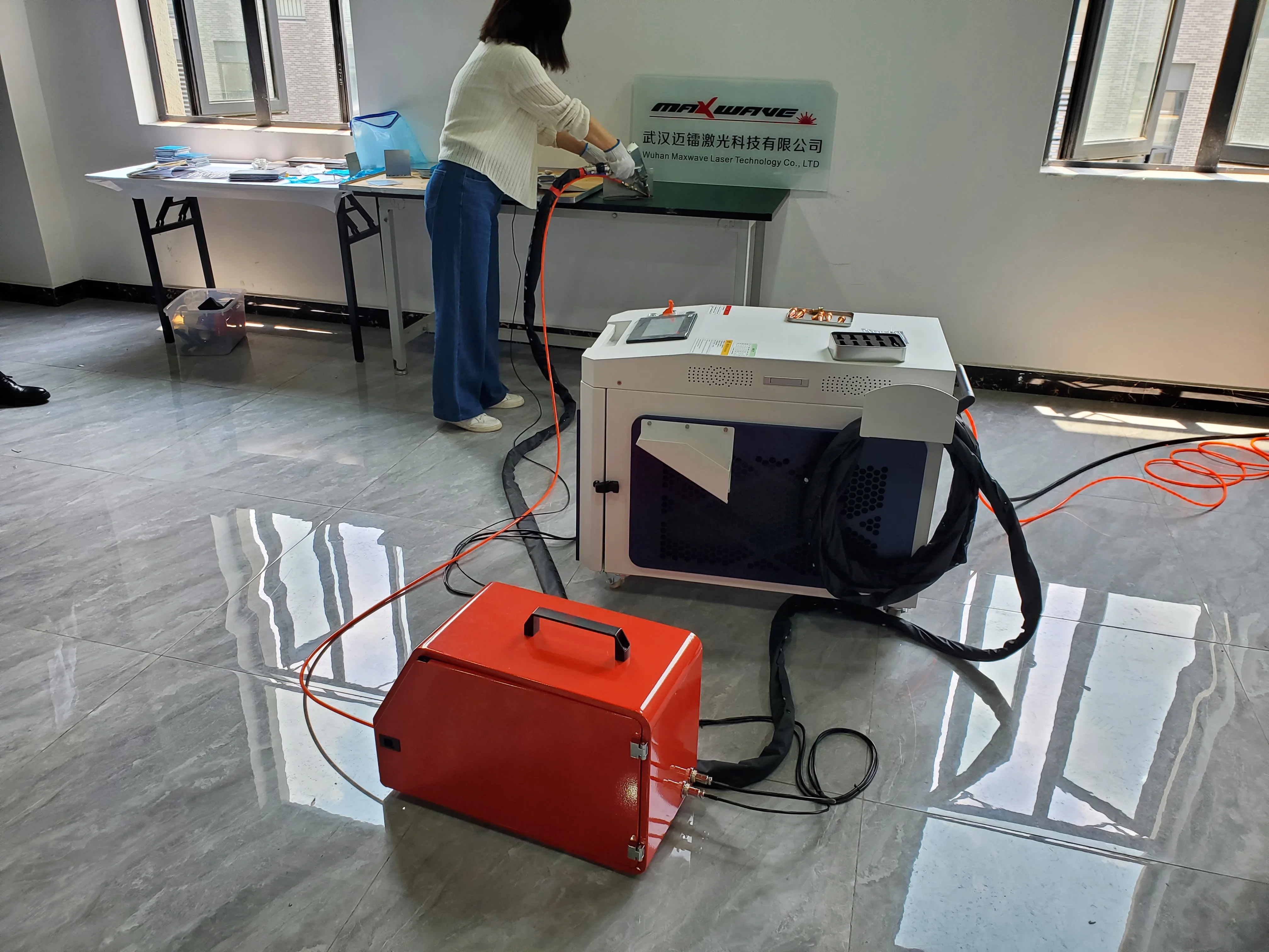 

factory price 1500W 2000W metal welding machine 4mm 5mm steel Aluminum fiber laser welding machine built-in water cooling