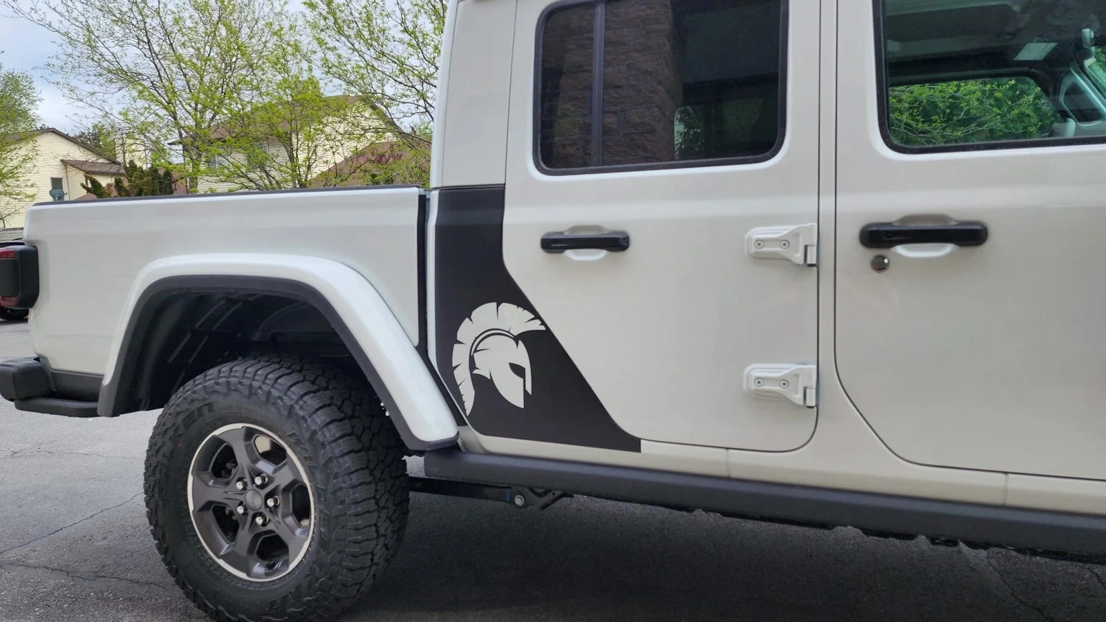 Фото Автомобильные наклейки для Jeep Gladiator, виниловые наклейки на заднюю панель, графика, троянская голова, Jeep Gladiator 2018-2025, аксессуары, графическая палочка №5