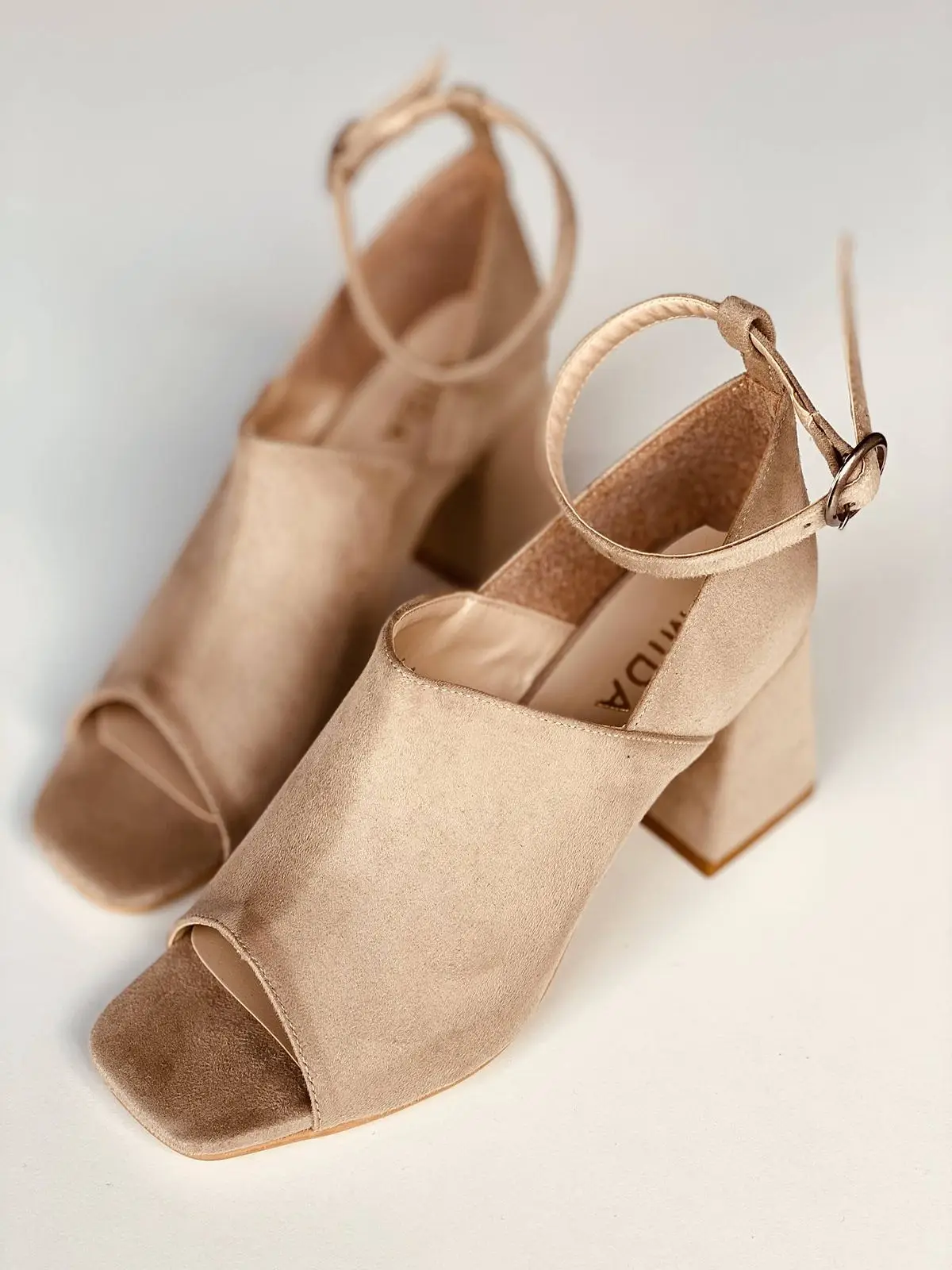 

Luxury Pumps 2022 Sexy Thick Medium Heel Nude Suede Women Shoes Flat Summer Lady Party Prom Shoe Designer New Brand sandals