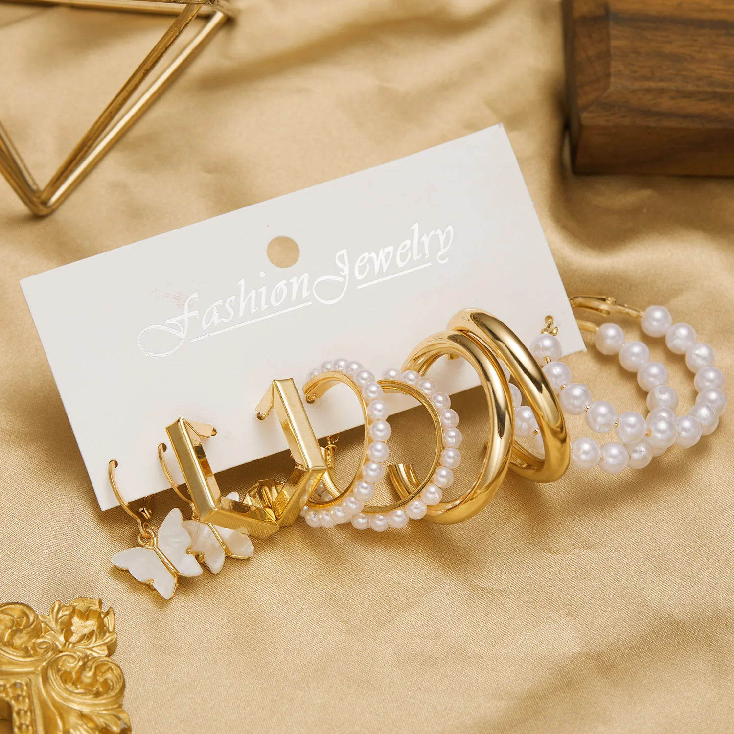 

Vintage Geometric Gold Metal Pearl Hoop Earrings Set For Women Bohemian Colorful Resin Acrylic Heart Butterfly Earrings Jewelry