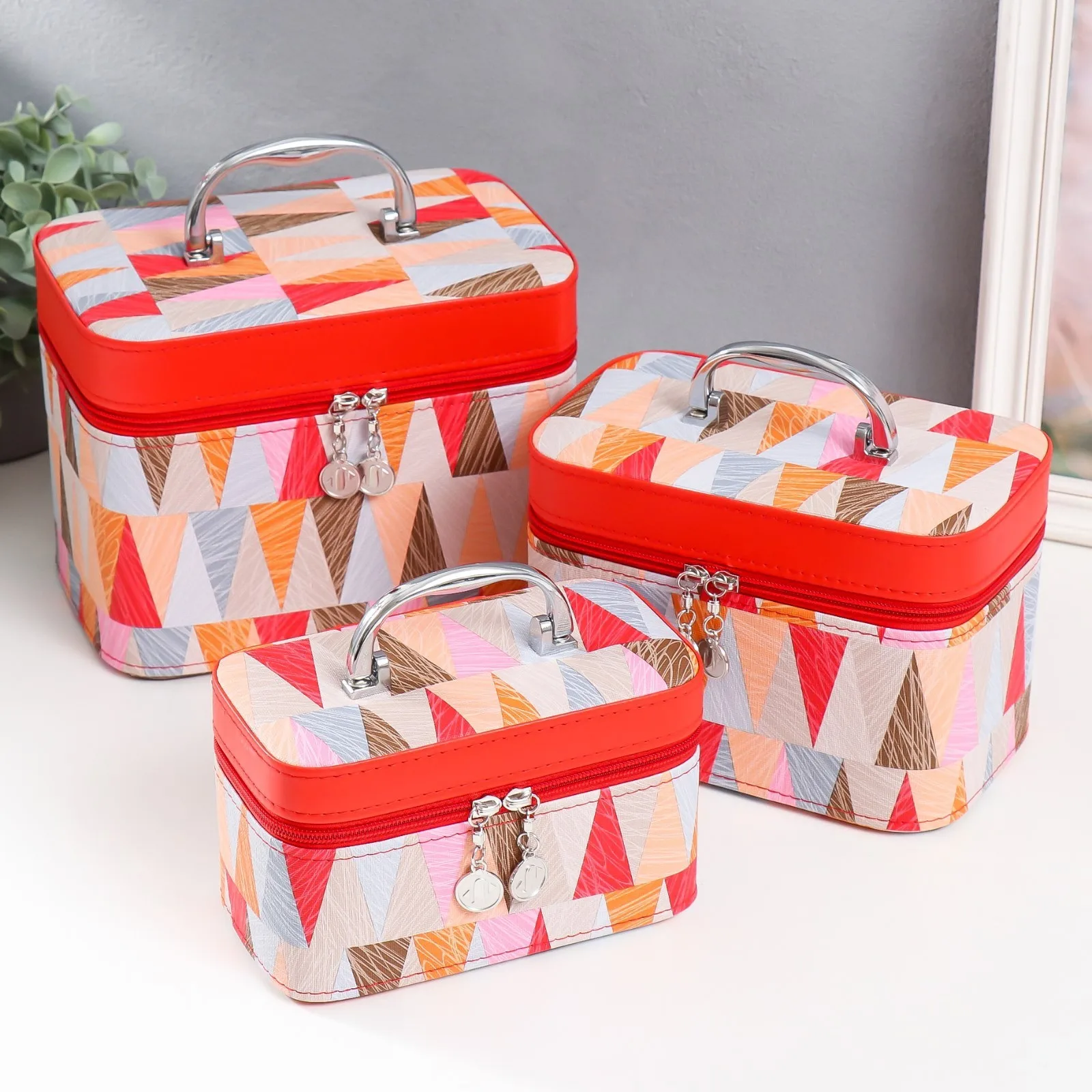 Шкатулка кожзам с зеркалом Треугольники. Алый н-р 3 шт 18х10х12,5 21х13х15,5 23х15х18,5 см