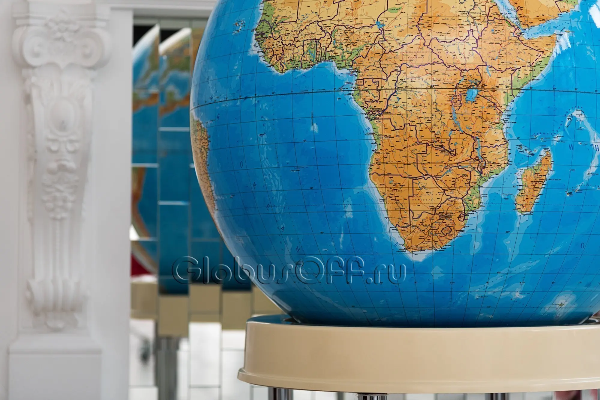 Разукрасить глобус красками. Глобус на подставке большой. Глобус раскрашенный. Цветной глобус земли. Как разукрасить глобус.