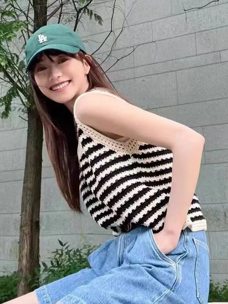 

2022 new women's temperament all-match round neck black and white striped hollow knitted loose casual sleeveless vest short top