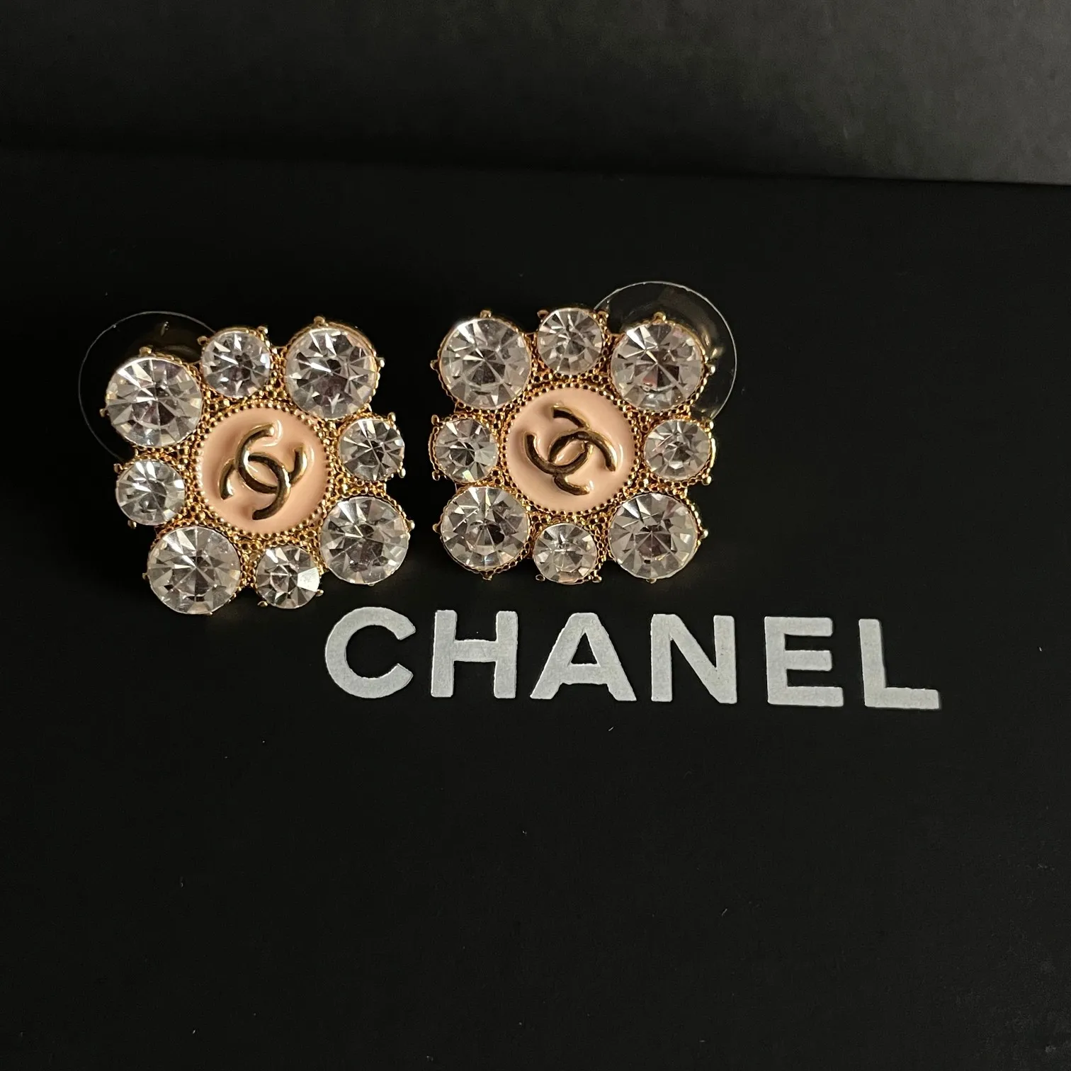 Классические простые женские серьги Chanel，модные и персонализированные