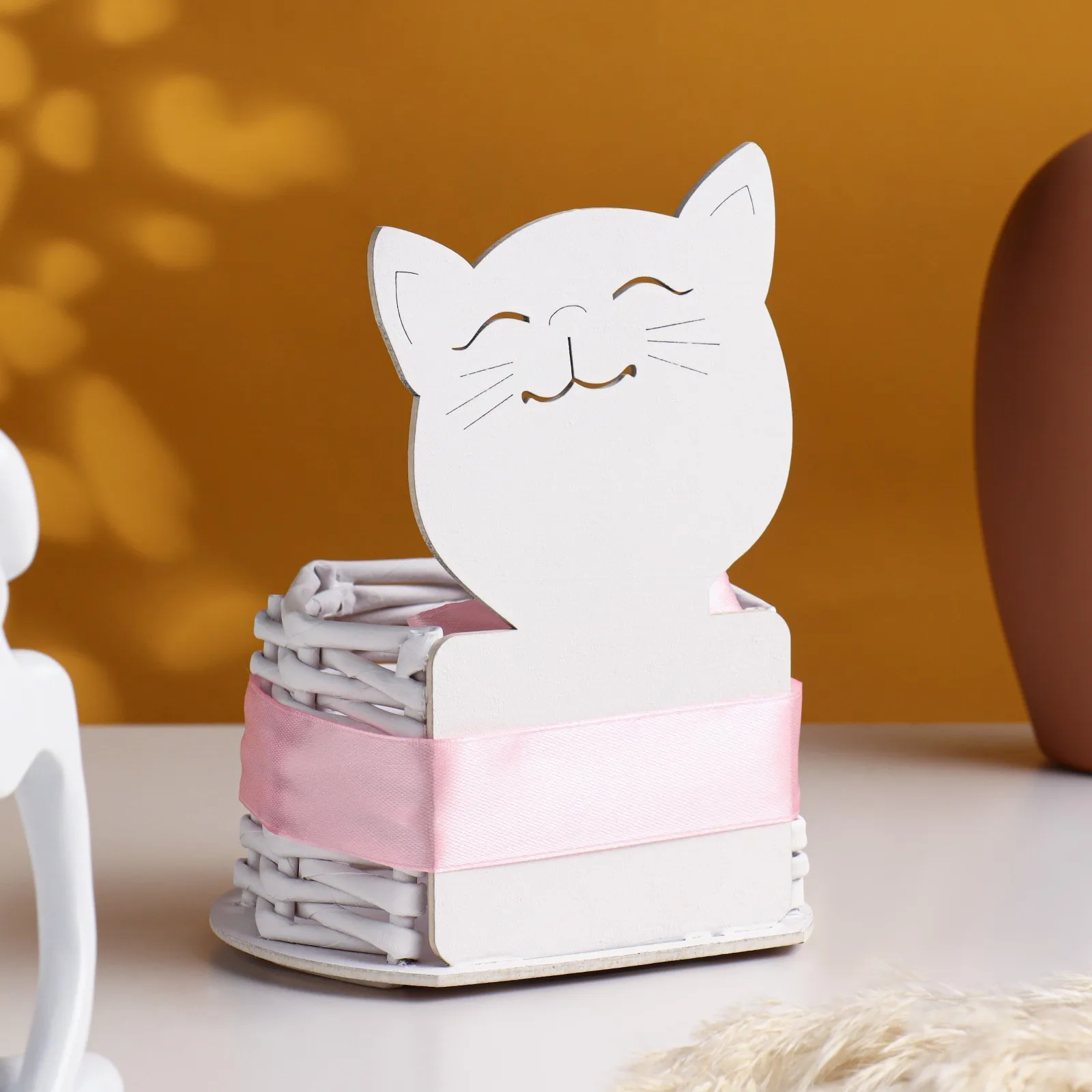 Корзинка плетёная из лозы &quotКотик&quot с бантом 12 5х9х16 5 см МДФ Белый-розовый