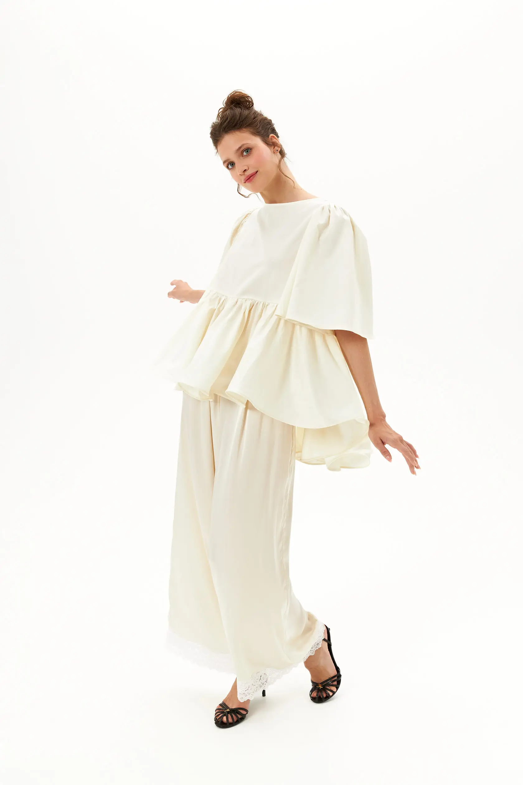 Фото Блузка Laur Satin Peplum с круглым вырезом, расклешенными рукавами, свободным подолом с рюшами, элегантная повседневная модель из мягкой шелковистой ткани, женская повседневная одежда, топ. №3