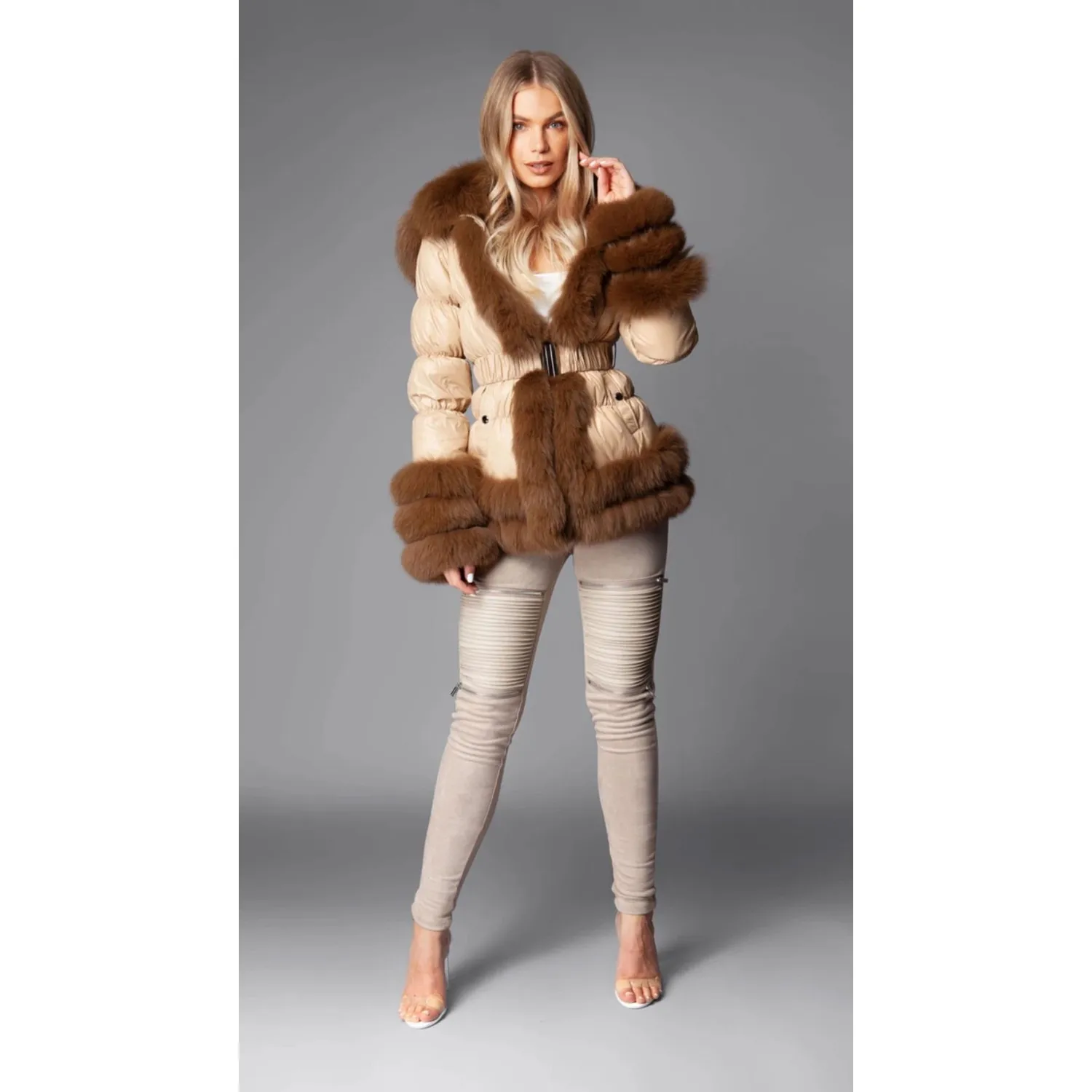 Рисунок 2 - Бежевое пальто с поясом