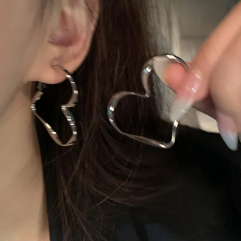 

2022 Korean Sterling Silver Metal Geometric Heart-Shaped Earrings Simple Heart-Shaped Earrings Are Suitable For Women'S Aestheti