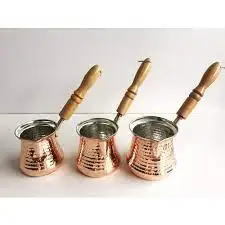 

Кофейник с медными деревянными ручками и узором