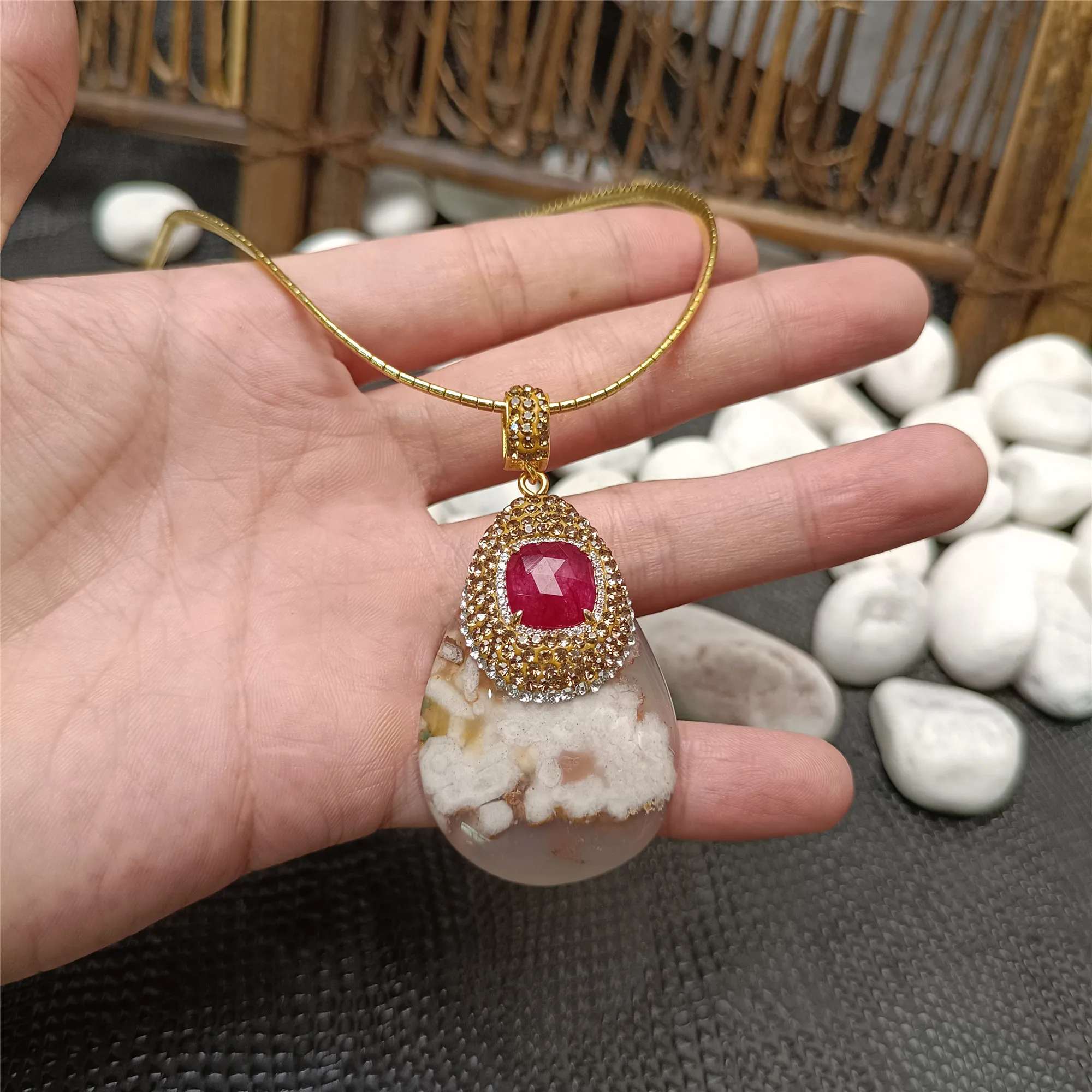 

Natural Cherry Blossom Agate Dyed Jade Rhinestone Pendant Ladies Niche Design Temperament Fashion Clavicle Chain Jewelry